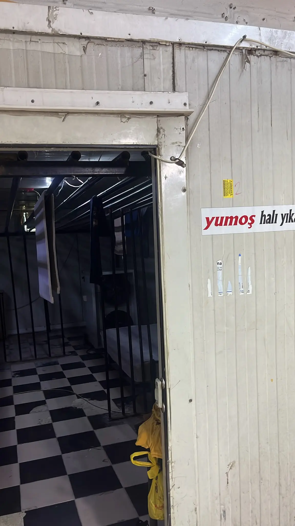 Yumoş Halı Yıkama tesisinde yıkama sonrası bekleyen halılar
